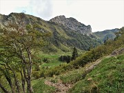 84 Ormai rientrati alla conca di Mezzeno con vista sul Corno Branchino